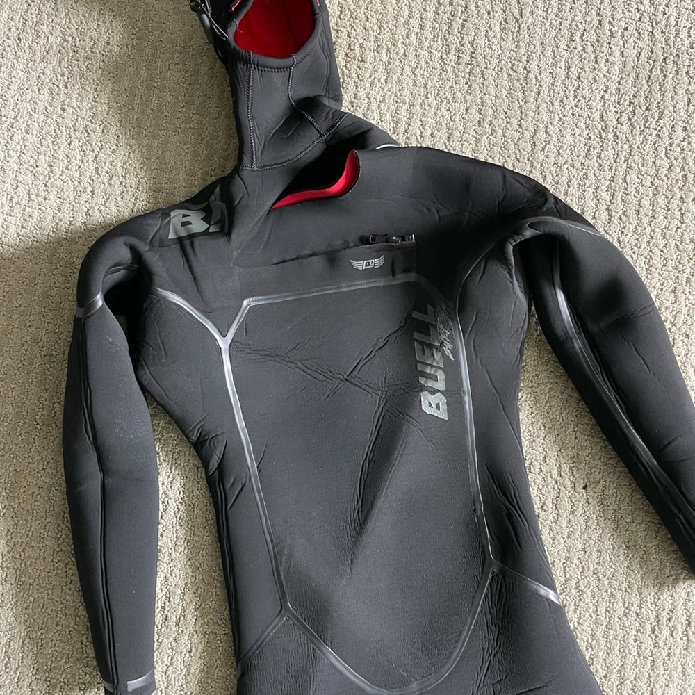 Men’s Wetsuit. Buell XS. Practically New.